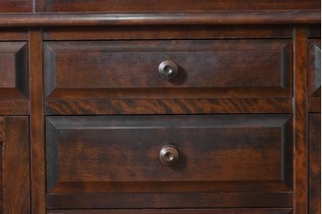中古　希少な廃番品　北海道民芸家具　端正な格子ガラス扉の重ね食器棚　(R-089615)