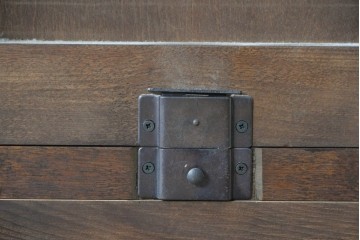 中古　希少な廃番品　北海道民芸家具　端正な格子ガラス扉の重ね食器棚　(R-089615)