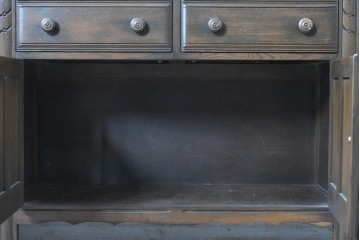 イギリスヴィンテージ　1970年頃　ERCOL(アーコール)　彫り装飾が美しい大型サイドボード　(R-089616)