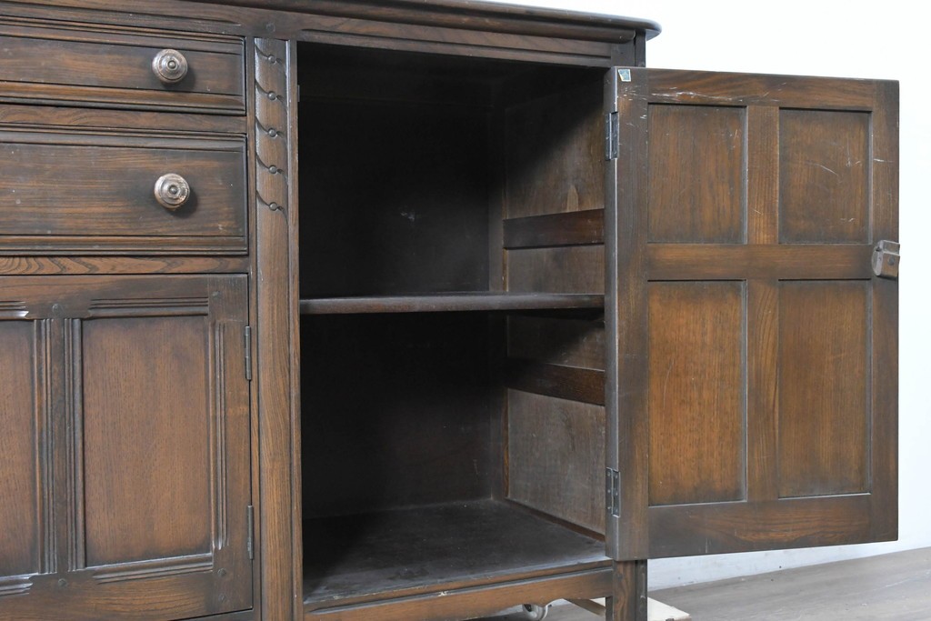イギリスヴィンテージ　1970年頃　ERCOL(アーコール)　彫り装飾が美しい大型サイドボード　(R-089616)
