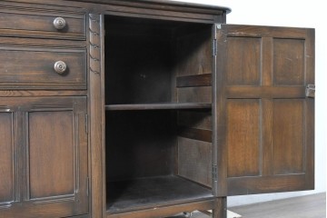 イギリスヴィンテージ　1970年頃　ERCOL(アーコール)　彫り装飾が美しい大型サイドボード　(R-089616)