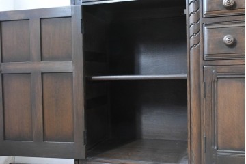 イギリスヴィンテージ　1970年頃　ERCOL(アーコール)　彫り装飾が美しい大型サイドボード　(R-089616)