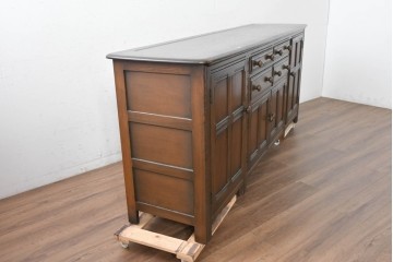 イギリスヴィンテージ　1970年頃　ERCOL(アーコール)　彫り装飾が美しい大型サイドボード　(R-089616)