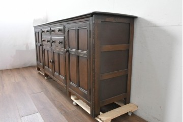 イギリスヴィンテージ　1970年頃　ERCOL(アーコール)　彫り装飾が美しい大型サイドボード　(R-089616)