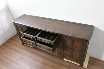 イギリスヴィンテージ　1970年頃　ERCOL(アーコール)　彫り装飾が美しい大型サイドボード　(R-089616)