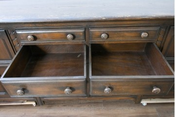 イギリスヴィンテージ　1970年頃　ERCOL(アーコール)　彫り装飾が美しい大型サイドボード　(R-089616)