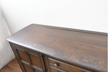 イギリスヴィンテージ　1970年頃　ERCOL(アーコール)　彫り装飾が美しい大型サイドボード　(R-089616)