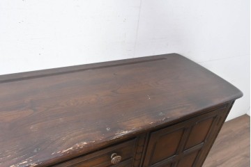 イギリスヴィンテージ　1970年頃　ERCOL(アーコール)　彫り装飾が美しい大型サイドボード　(R-089616)