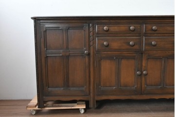 イギリスヴィンテージ　1970年頃　ERCOL(アーコール)　彫り装飾が美しい大型サイドボード　(R-089616)