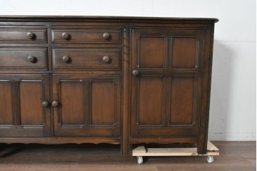 イギリスヴィンテージ　1970年頃　ERCOL(アーコール)　彫り装飾が美しい大型サイドボード　(R-089616)