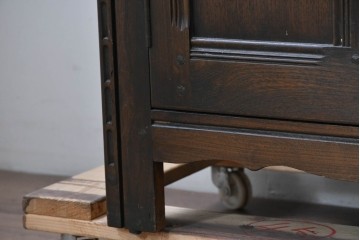 イギリスヴィンテージ　1970年頃　ERCOL(アーコール)　彫り装飾が美しい大型サイドボード　(R-089616)
