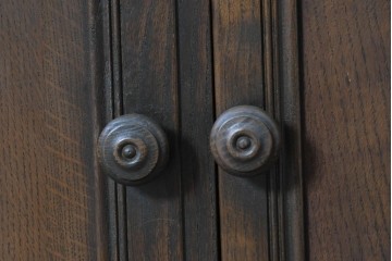 イギリスヴィンテージ　1970年頃　ERCOL(アーコール)　彫り装飾が美しい大型サイドボード　(R-089616)
