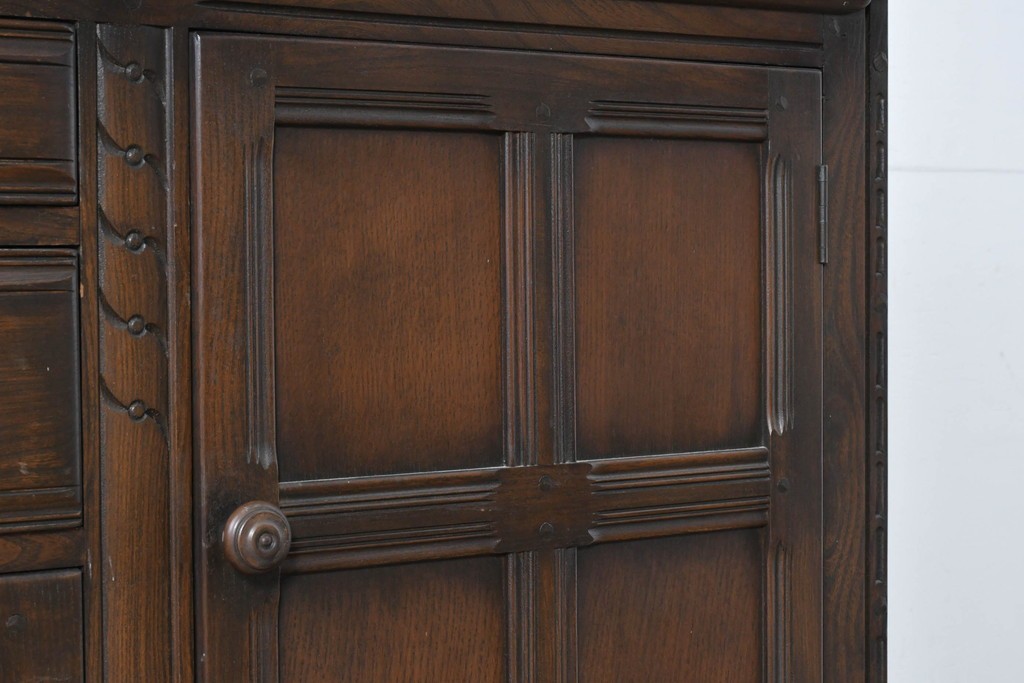 イギリスヴィンテージ　1970年頃　ERCOL(アーコール)　彫り装飾が美しい大型サイドボード　(R-089616)