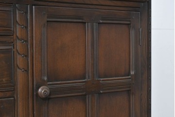 イギリスヴィンテージ　1970年頃　ERCOL(アーコール)　彫り装飾が美しい大型サイドボード　(R-089616)