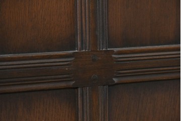 イギリスヴィンテージ　1970年頃　ERCOL(アーコール)　彫り装飾が美しい大型サイドボード　(R-089616)