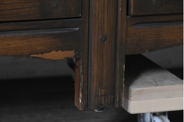イギリスヴィンテージ　1970年頃　ERCOL(アーコール)　彫り装飾が美しい大型サイドボード　(R-089616)