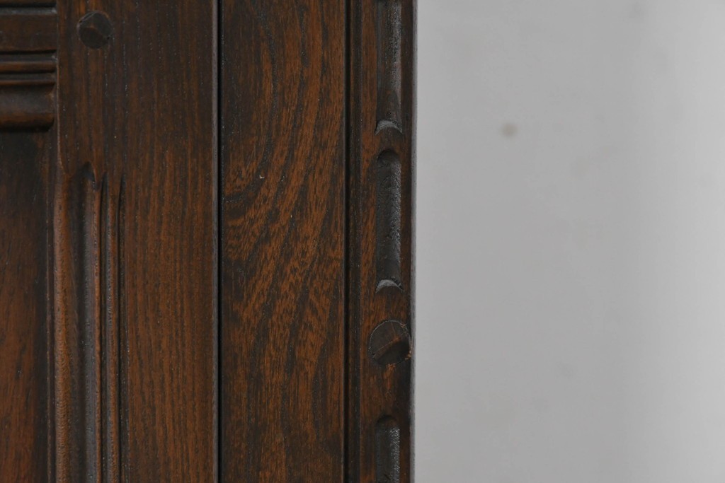 イギリスヴィンテージ　1970年頃　ERCOL(アーコール)　彫り装飾が美しい大型サイドボード　(R-089616)