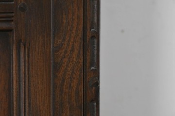 イギリスヴィンテージ　1970年頃　ERCOL(アーコール)　彫り装飾が美しい大型サイドボード　(R-089616)