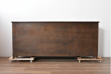 イギリスヴィンテージ　1970年頃　ERCOL(アーコール)　彫り装飾が美しい大型サイドボード　(R-089616)