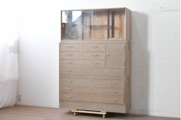 中古　国産職人手作り　並厚　端正な佇まいに金色の金具が品よく映えるガラス戸付き総桐箪笥　(R-089617)