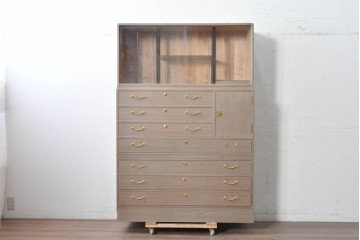中古　国産職人手作り　並厚　端正な佇まいに金色の金具が品よく映えるガラス戸付き総桐箪笥　(R-089617)