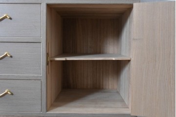中古　国産職人手作り　並厚　端正な佇まいに金色の金具が品よく映えるガラス戸付き総桐箪笥　(R-089617)