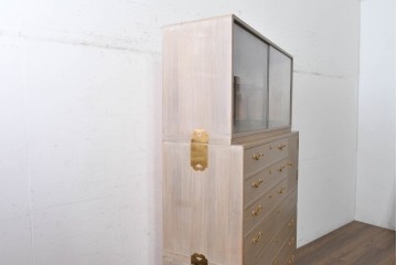 中古　国産職人手作り　並厚　端正な佇まいに金色の金具が品よく映えるガラス戸付き総桐箪笥　(R-089617)
