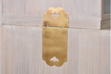 中古　国産職人手作り　並厚　端正な佇まいに金色の金具が品よく映えるガラス戸付き総桐箪笥　(R-089617)