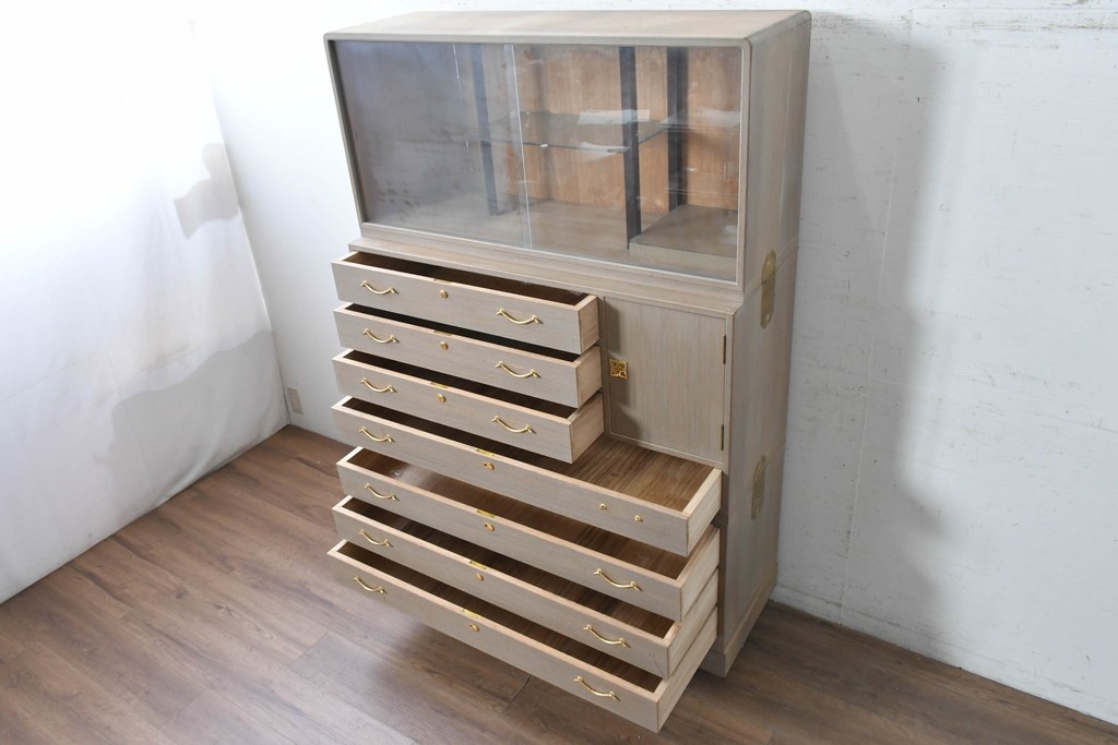 中古　国産職人手作り　並厚　端正な佇まいに金色の金具が品よく映えるガラス戸付き総桐箪笥　(R-089617)