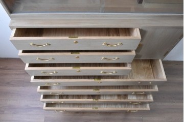 中古　国産職人手作り　並厚　端正な佇まいに金色の金具が品よく映えるガラス戸付き総桐箪笥　(R-089617)