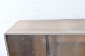 中古　国産職人手作り　並厚　端正な佇まいに金色の金具が品よく映えるガラス戸付き総桐箪笥　(R-089617)