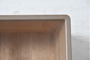 中古　国産職人手作り　並厚　端正な佇まいに金色の金具が品よく映えるガラス戸付き総桐箪笥　(R-089617)