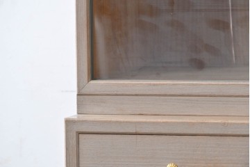 中古　国産職人手作り　並厚　端正な佇まいに金色の金具が品よく映えるガラス戸付き総桐箪笥　(R-089617)