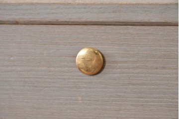中古　国産職人手作り　並厚　端正な佇まいに金色の金具が品よく映えるガラス戸付き総桐箪笥　(R-089617)
