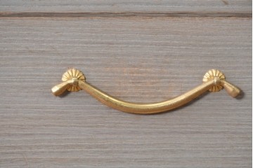 中古　国産職人手作り　並厚　端正な佇まいに金色の金具が品よく映えるガラス戸付き総桐箪笥　(R-089617)