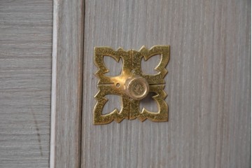 中古　国産職人手作り　並厚　端正な佇まいに金色の金具が品よく映えるガラス戸付き総桐箪笥　(R-089617)