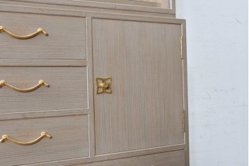中古　国産職人手作り　並厚　端正な佇まいに金色の金具が品よく映えるガラス戸付き総桐箪笥　(R-089617)