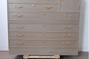 中古　国産職人手作り　並厚　端正な佇まいに金色の金具が品よく映えるガラス戸付き総桐箪笥　(R-089617)