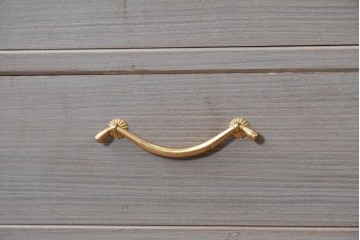 中古　国産職人手作り　並厚　端正な佇まいに金色の金具が品よく映えるガラス戸付き総桐箪笥　(R-089617)