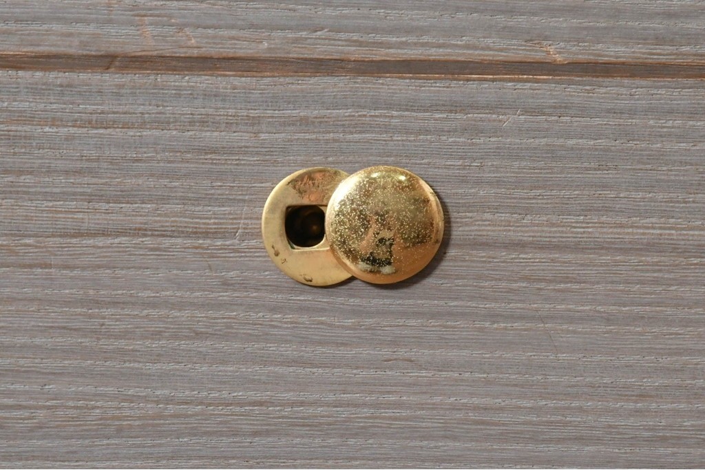 中古　国産職人手作り　並厚　端正な佇まいに金色の金具が品よく映えるガラス戸付き総桐箪笥　(R-089617)