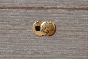 中古　国産職人手作り　並厚　端正な佇まいに金色の金具が品よく映えるガラス戸付き総桐箪笥　(R-089617)
