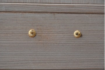 中古　国産職人手作り　並厚　端正な佇まいに金色の金具が品よく映えるガラス戸付き総桐箪笥　(R-089617)