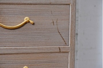 中古　国産職人手作り　並厚　端正な佇まいに金色の金具が品よく映えるガラス戸付き総桐箪笥　(R-089617)