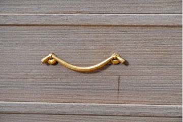 中古　国産職人手作り　並厚　端正な佇まいに金色の金具が品よく映えるガラス戸付き総桐箪笥　(R-089617)