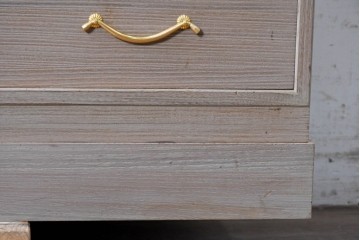 中古　国産職人手作り　並厚　端正な佇まいに金色の金具が品よく映えるガラス戸付き総桐箪笥　(R-089617)