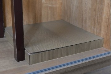 中古　国産職人手作り　総桐材　並厚　端正な木肌とガラス戸の組み合わせが上品なローボード　(R-089618)