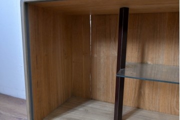 中古　国産職人手作り　総桐材　並厚　端正な木肌とガラス戸の組み合わせが上品なローボード　(R-089618)