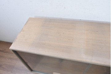 中古　国産職人手作り　総桐材　並厚　端正な木肌とガラス戸の組み合わせが上品なローボード　(R-089618)