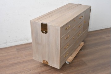 《天板取り付け加工費込み》　中古　国産職人手作り　並厚　端正な木肌に金色の金具が品よく映える総桐箪笥　(R-089619)