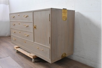 《天板取り付け加工費込み》　中古　国産職人手作り　並厚　端正な木肌に金色の金具が品よく映える総桐箪笥　(R-089619)